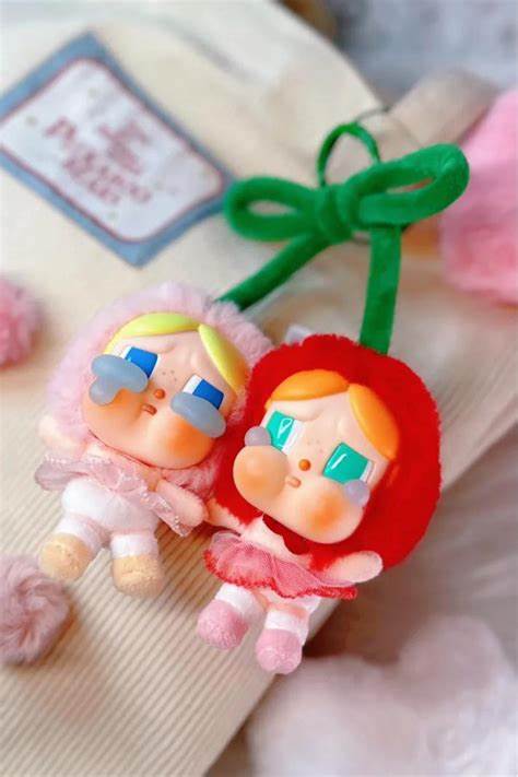 CRYBABY Cerezas- Crying for Love Serie - Colgante de Peluche Coleccionable