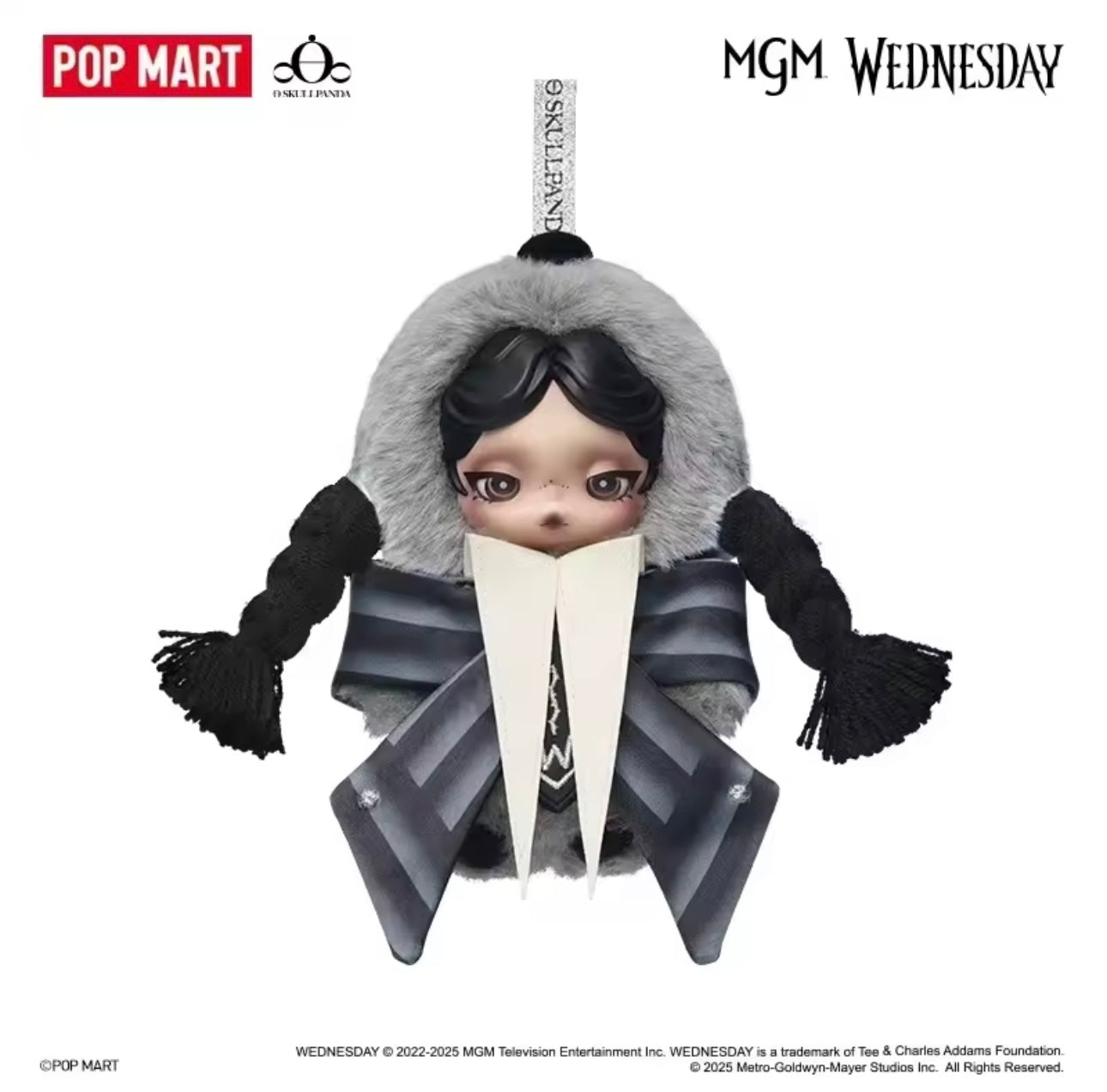 SKULLPANDA × WEDNESDAY Plush Charm (Exclusiva) - Nightfall Academy Uniform Version - Colgante de Peluche