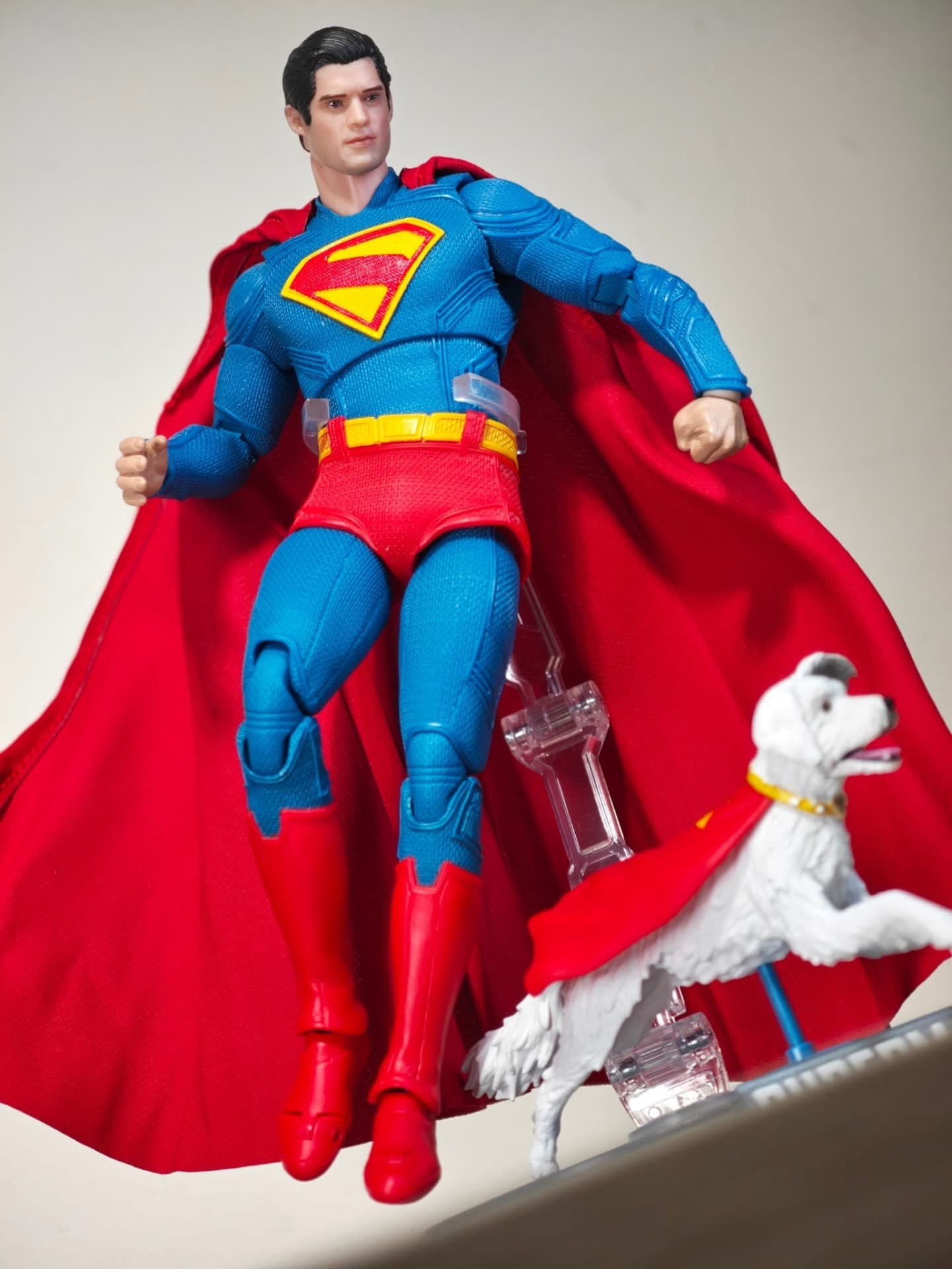 SUPERMAN (con Krypto) (versión Deluxe) - Figura Coleccionable