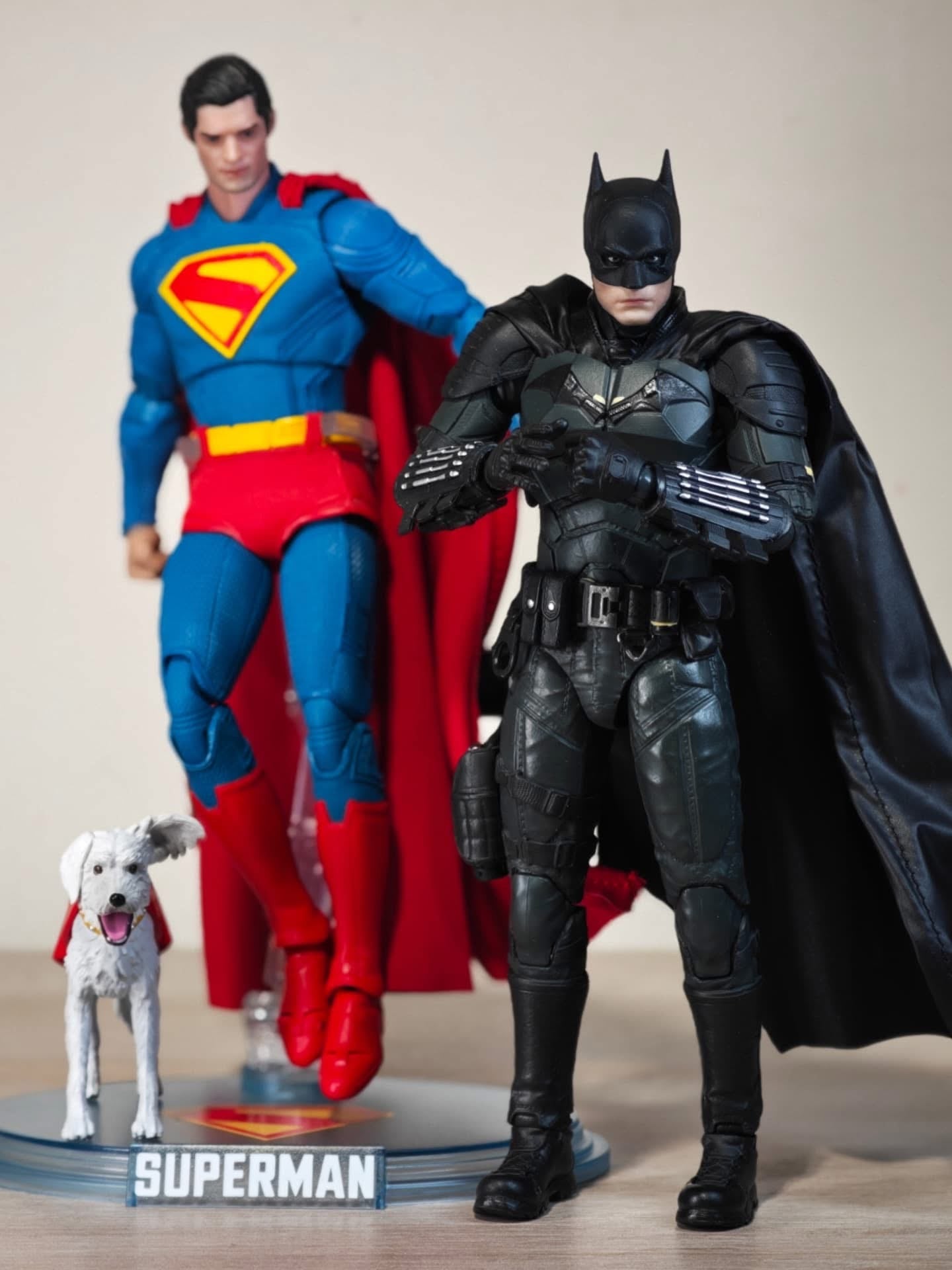 SUPERMAN (con Krypto) (versión Deluxe) - Figura Coleccionable