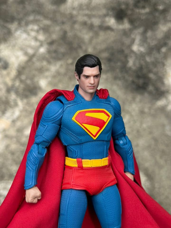 SUPERMAN (con Krypto) (versión Deluxe) - Figura Coleccionable