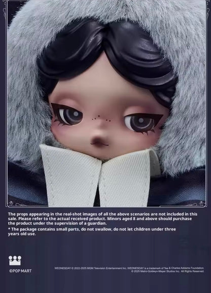 SKULLPANDA × WEDNESDAY Plush Charm (Exclusiva) - Nightfall Academy Uniform Version - Colgante de Peluche