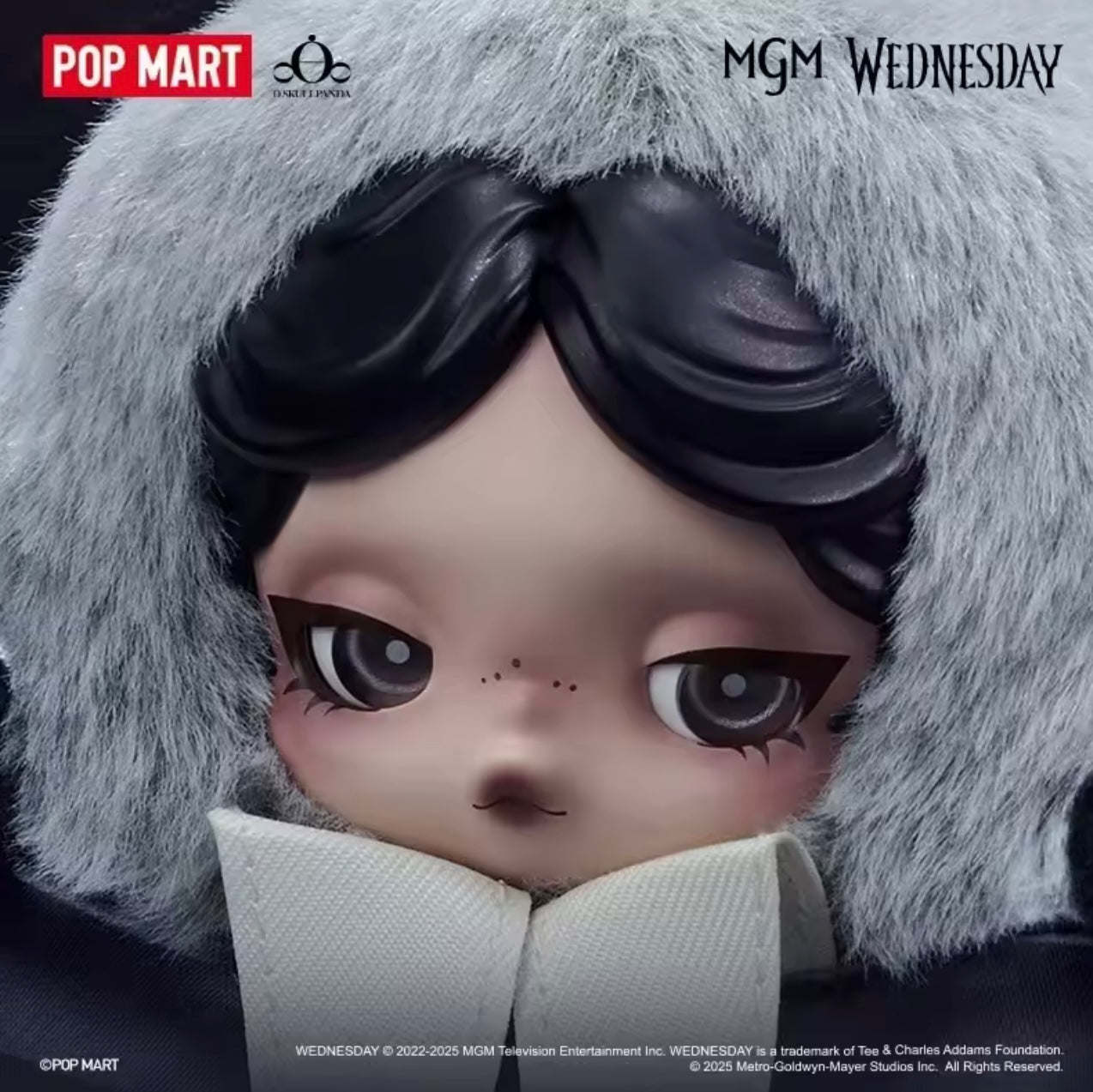 SKULLPANDA × WEDNESDAY Plush Charm (Exclusiva) - Nightfall Academy Uniform Version - Colgante de Peluche