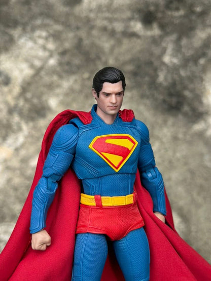 SUPERMAN (con Krypto) (versión Deluxe) - Figura Coleccionable